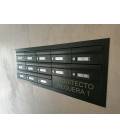 Agrupación de 13 buzones Milenio color negro, empotrados en la pared y con tapajuntas del mismo tono