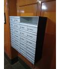 Agrupaciones de 26 buzones Milenio H4400-01, con envolvente de aluminio, colgados en la pared y bandeja de 2 anchuras