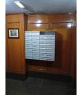 Agrupaciones de 26 buzones Milenio H4400-01, con envolvente de aluminio, colgados en la pared y bandeja de 2 anchuras