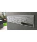 Agrupación de 22 buzones Milenio H4500-02, color Plata Anodizado, colgados en la pared y con envolvente de acero galvanizado con