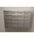 Agrupación de 20 buzones Milenio, h4500-02, color Plata Anodizado, colgados por la pared con envolvente de acero galvanizado