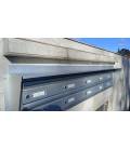 Agrupación de 10 buzones Milenio, color Plata anodizado. Colgados en la pared y tejado.