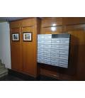 Agrupaciones de 26 buzones Milenio H4400-01, con envolvente de aluminio, colgados en la pared y bandeja de 2 anchuras