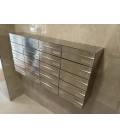 Agrupación de 20 buzones Infinity, de acero color Inox Satinado. Colgados en la pared y con envolvente de acero galvanizado.