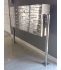 Agrupación de 36 buzones Infinity, de color Inox Satinado, Con envolvente de acero inoxidable y con soporte lateral tubular 