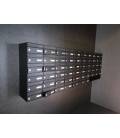 Agrupaciones de 57 buzones Infinity, de color Negro, colgados en la pared y con envolvente galvanizado negro