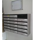 Agrupación de 17 buzones AdaptaH3800-02, color Plata. Colgados en la pared, con envolventes galvanizado plata y bandeja incluida