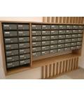 Agrupación de 56 buzones Mira Flat H8900-04, Negro. Colgados en la pared con envolvente de madera 