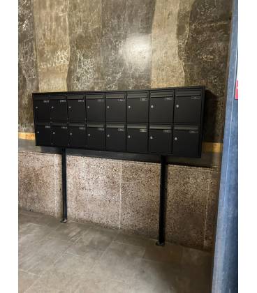 Agrupación de 16 buzones Verticales HABITAT V8700-04, de color negro y con envolvente de acero galvanizado negro