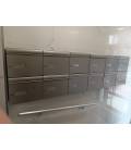 Agrupación de 12 buzones verticales Milenio V4000-02, Anodizado Plata, colgados en la pared.