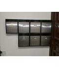 Agrupación de 7 buzones MIRA V1300-05, Negro / Inox Satinado. Colgados en la pared.