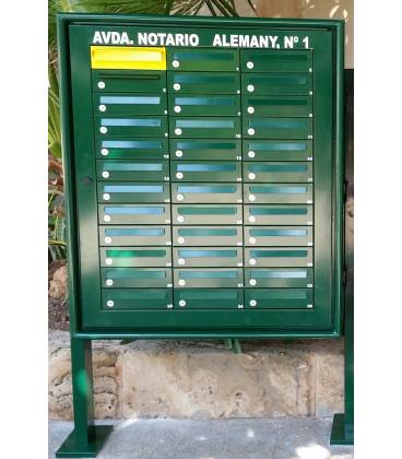 Buzones BCP36R- con ranura, con cuerpo de acero y puerta de aluminio todo verde. Con soportes laterales verde.