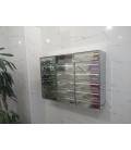 Agrupación de 17 Buzones Inox Brillo con una bandeja de 1 buzón, colgado en la pared con envolvente Inox Brillo.