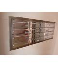 Agrupación de 16 buzones Barajas, Inox Brillo, empotrados en la pared y con tapajuntas de color Inox Mate 