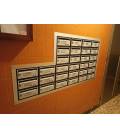 Instalación de SoloBuzones en c/ Poeta Alfonzo Camín, 6 (Gijón). Agrupación de Buzones Moncayo Plata empotrado en pared.