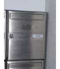 Instalación de SoloBuzones, Buzón Venus, cuerpo negro y puerta de acero inoxidable mate