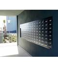 Instalación en portal, buzones Joma-horizon-h2425 color negro, encastrado en pared con tapajuntas del mismo tono