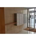 Instalación de SoloBuzones en la calle Berlín 74, Barcelona. 40 Buzones agrupados y con envolvente, colgados en la pared.