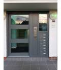 Agrupación de 8 buzones Hall DC, encajado en el muro de la entrada del portal con el mismo color de puerta, requisito del client