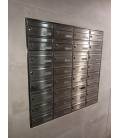 Agrupación de 32 buzones Barajas, Inox Mate, con envolvente inox mate, encastrados en la pared y sin tapajuntas.