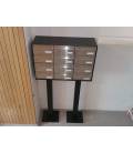 Agrupaciones de 12 buzones Barajas Inox Mate, con envolvente básico negro y con soportes centrales cuadrados.