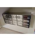 Agrup. de 20 buzones Barajas 16346- Inox Brillo. Con envolvente Inox Brillo, colgados en la pared