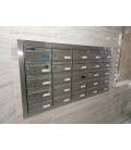 Agrup. de 25 buzones Barajas 16346, Inox Brillo. Empotrados en pared con tapajuntas brillo inox.