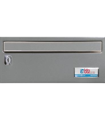 Buzón btv Barajas, 10346, cuerpo negro pintado y puerta de acero inoxidable color Titanio G1, apto para el interior.