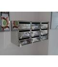 Agrupación de 9 buzones Mercurio, Inox Brillo. Colgados en la pared y con envolvente básico inox brillo.