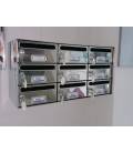 Agrupación de 9 buzones Mercurio Inox brillo, colgados de la pared y con envolvente básico inox brillo.