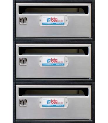 Buzones btv Moncayo 33929, cuerpo acero negro pintado, y puerta acero plata. Grupo 3