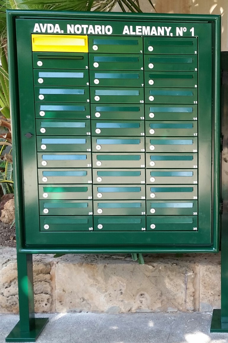 bcp36r-puertas-con-ranura-verde-cuerpo-acero-verde-puerta-aluminio-verde-con-soportes
