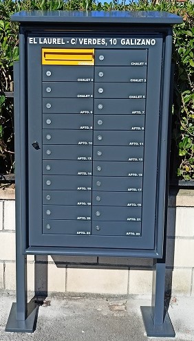 buzon-bcp24-casillas-soportes-tejado-antracita-cuerpo-acero-puerta-aluminio